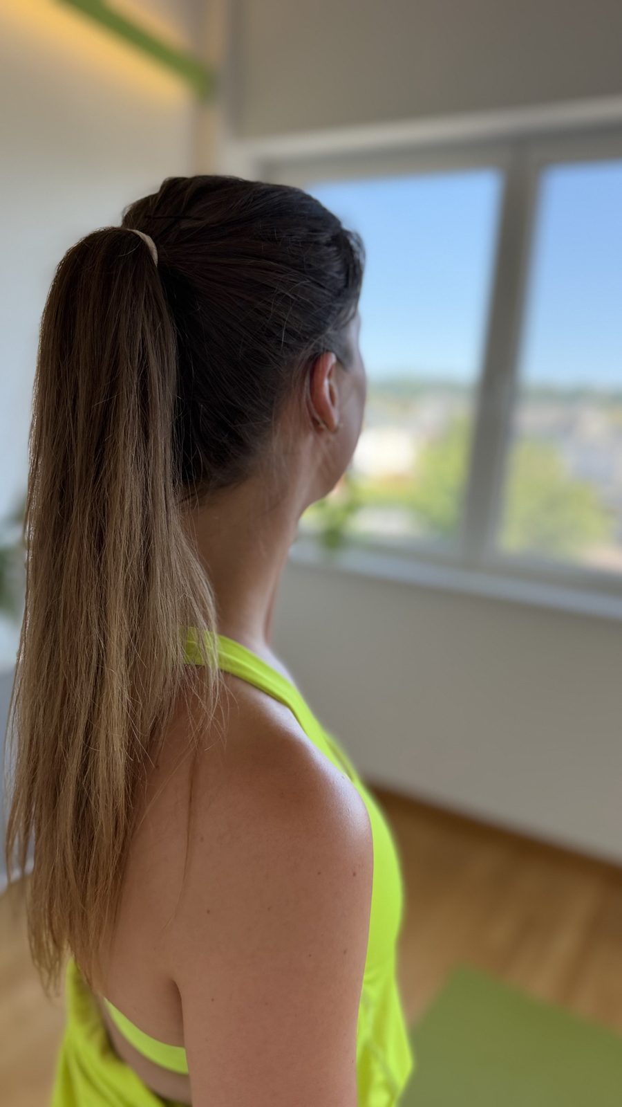 Saskia Peters blickt aus dem Fenster, Pilates mit Ausblick